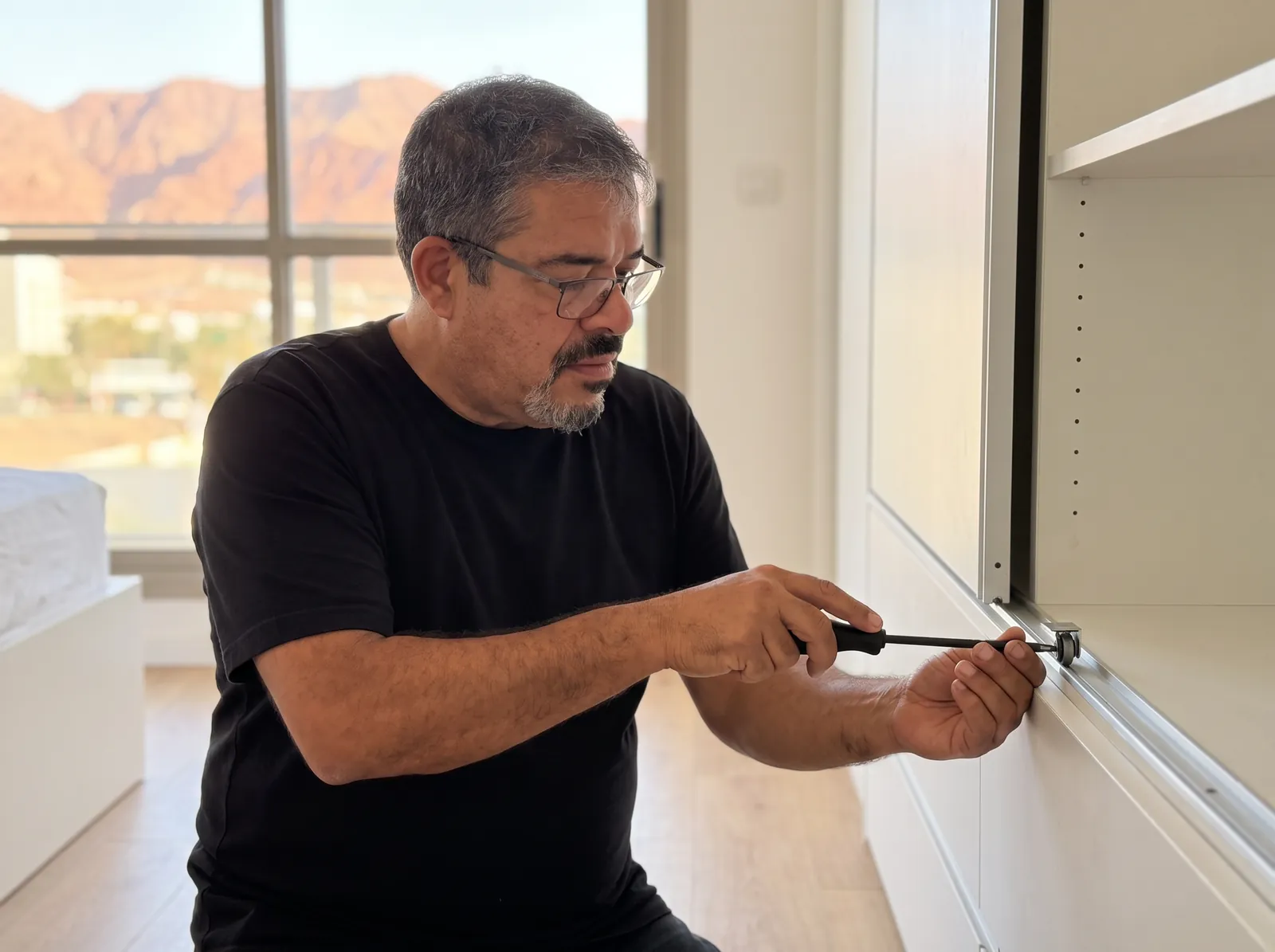 כיוון גלגלת של דלת הזזה בארון בגדים בחדר שינה באילת