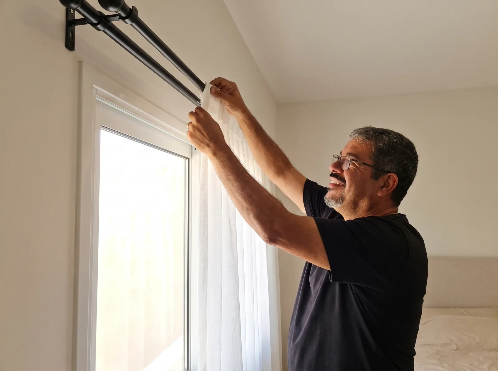 תליית וילון על מוט וילון חדש בבית באילת