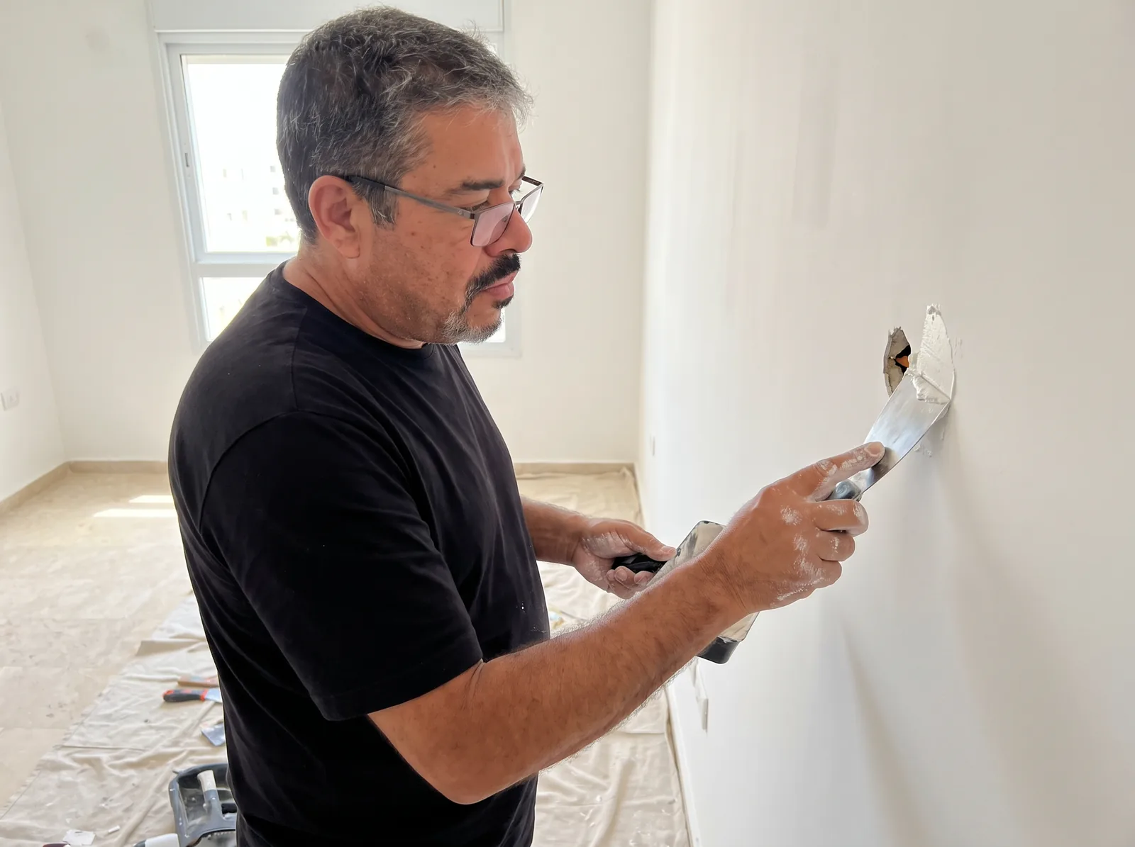 תיקון חור בקיר גבס עם שפכטל בבית באילת